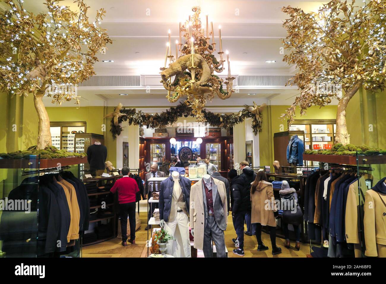 Holiday decor at Bergdorf Goodman flagship store in New York – Stock  Editorial Photo © sainaniritu #105944110