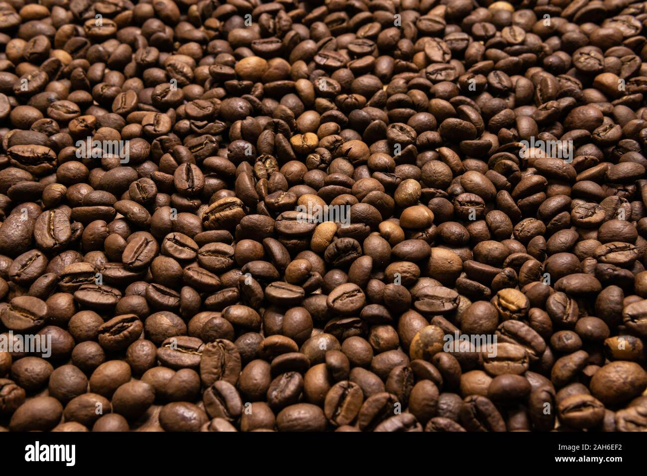 Roasted coffee beans background Stock Photo - Alamy
