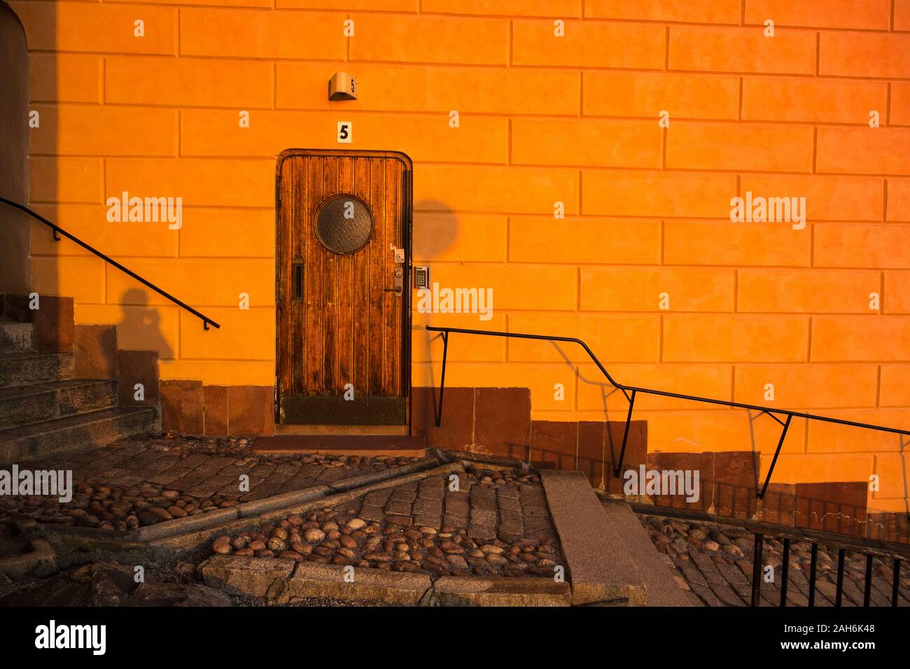 Orange door in Old Town (Gamla Stan), Stockholm, Sweden Stock Photo