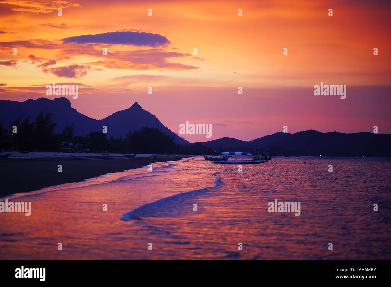 Beautiful sunset on remote beach hi-res stock photography and images ...