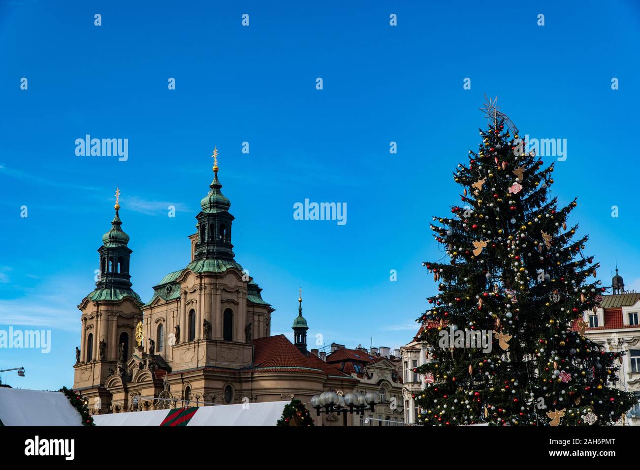 PRAGUE, CZECH REPUBLIC - DECEMBER 2019: Timelapse Christmas market at Old Town Square with lighting christmas tree in Prague Stock Photo