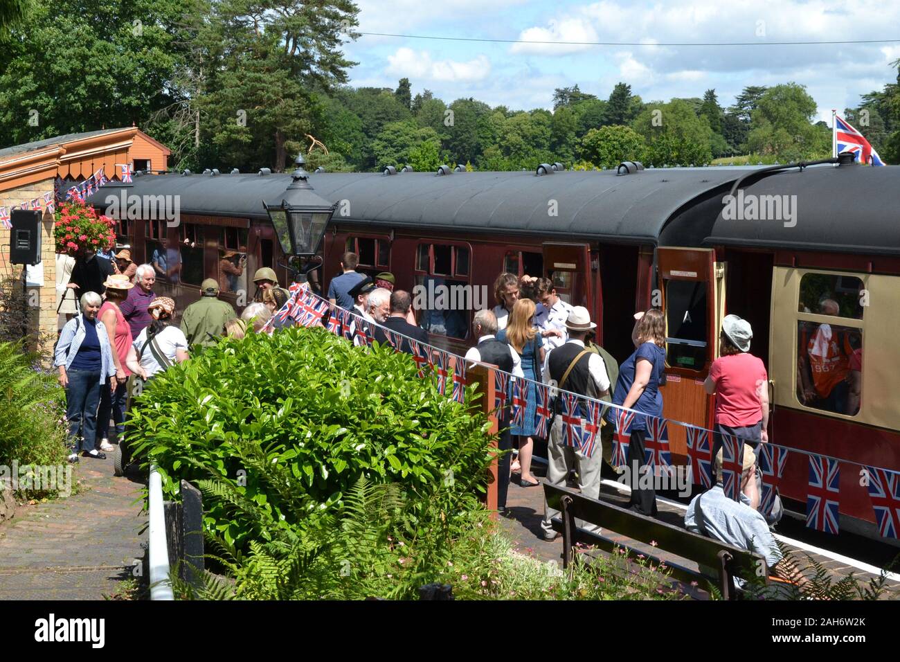 People disembarking from a train on the Severn Valley Railway, during a 1940s weekend, Shropshire, UK Stock Photo