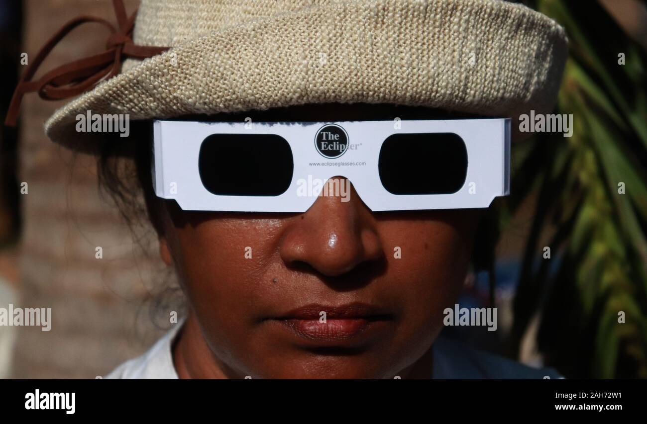 Kilinochchi, northern, Sri Lanka. 26th Dec, 2019. A woman use special sunglasses to observe an annular solar eclipse, at iranamadu, Northern province, some 325 km from Colombo, on December 26, 2019. Credit: Pradeep Dambarage/ZUMA Wire/Alamy Live News Stock Photo