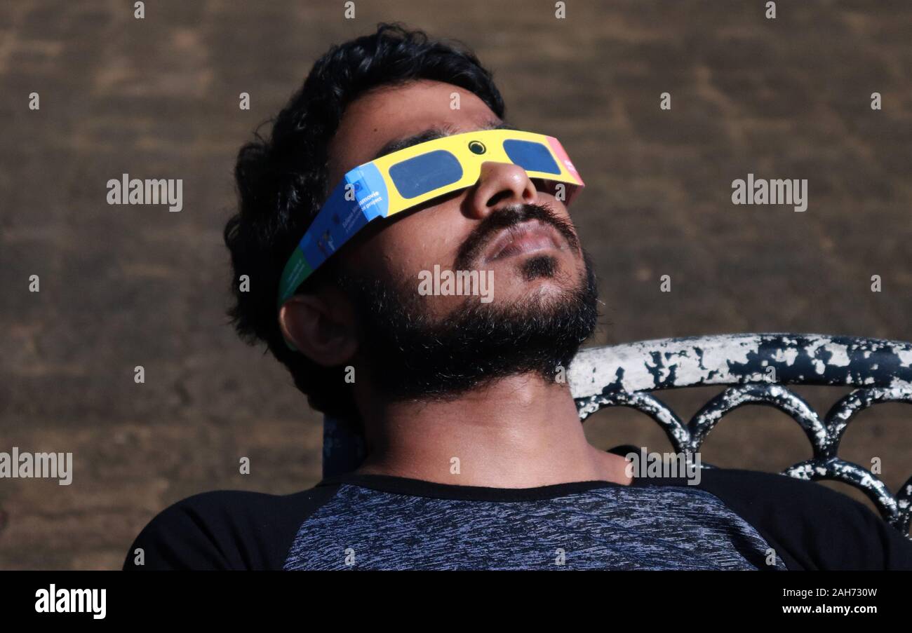 Kilinochchi, northern, Sri Lanka. 26th Dec, 2019. A boy use special sunglasses to observe an annular solar eclipse, at iranamadu, Northern province, some 325 km from Colombo, on December 26, 2019. Credit: Pradeep Dambarage/ZUMA Wire/Alamy Live News Stock Photo