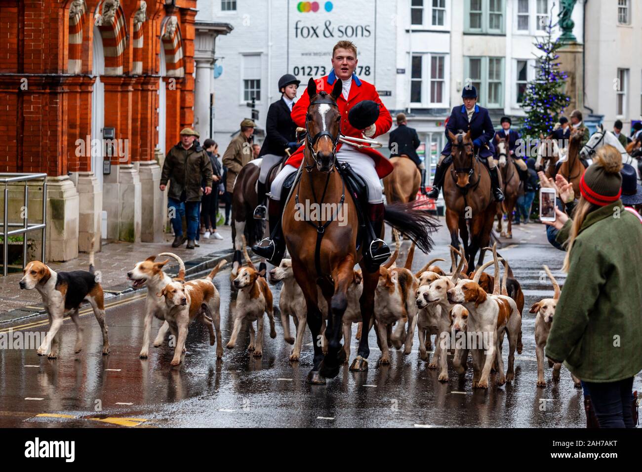 Lewes, UK. 26th December 2019.  Members of The Southdown and Eridge Hunt arrive for their annual Boxing Day meeting, Lewes, Sussex, UK.  Credit: Grant Rooney/Alamy Live News Stock Photo