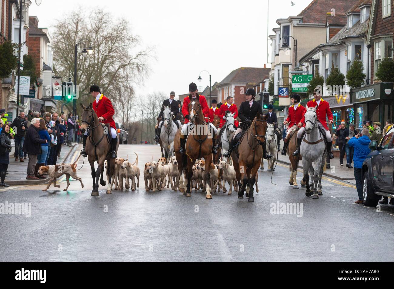 Tenterden, Kent, . 26th Dec, 2019. The annual Boxing Day meet of the Ashford Valley Tickham Hunt is taking place in the centre of Tenterden in Kent. Hounds and horses congregate at ‘The Vine Inn’ pub at 11am before heading down the high street to a packed audience. The weather is wet with drizzly rain. ©Paul Lawrenson 2019, Photo Credit: Paul Lawrenson/Alamy Live News Stock Photo