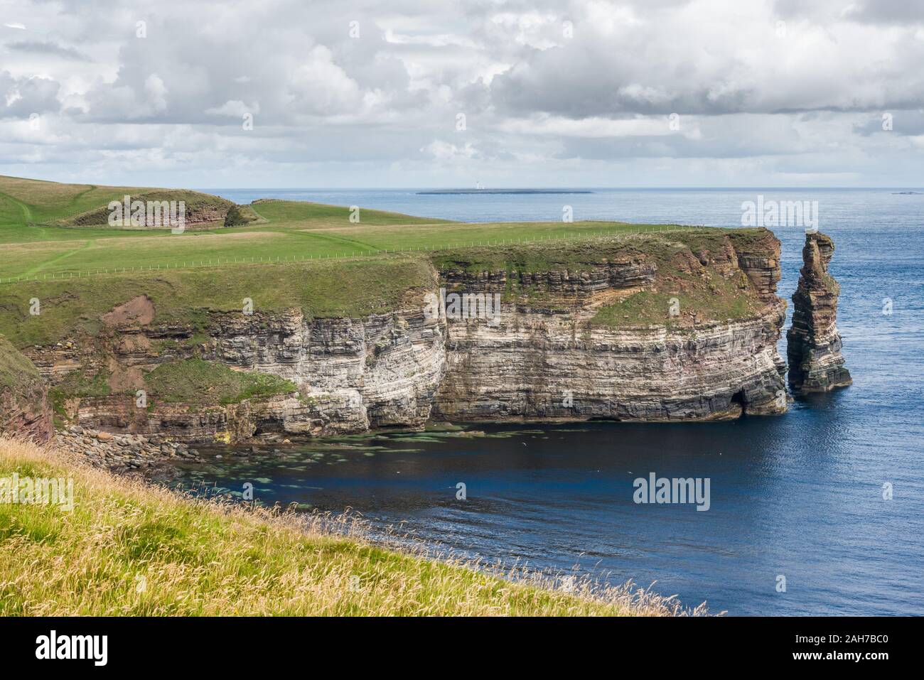 The eroded coastline at Duncansby Head in northern Scotland Stock Photo