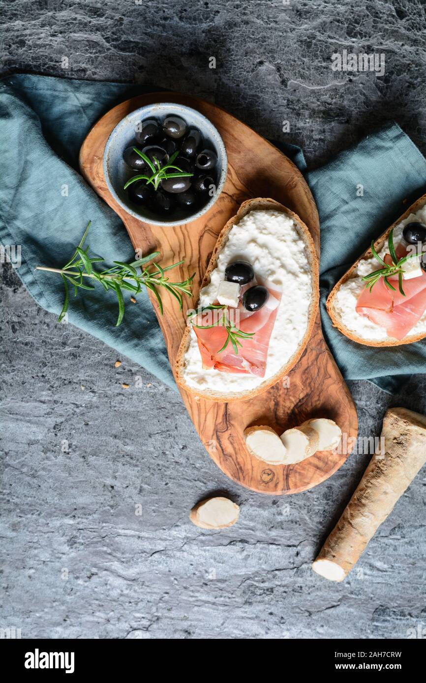 Slices of bread with creamy spread made from Feta cheese, horseradish and sour cream, served