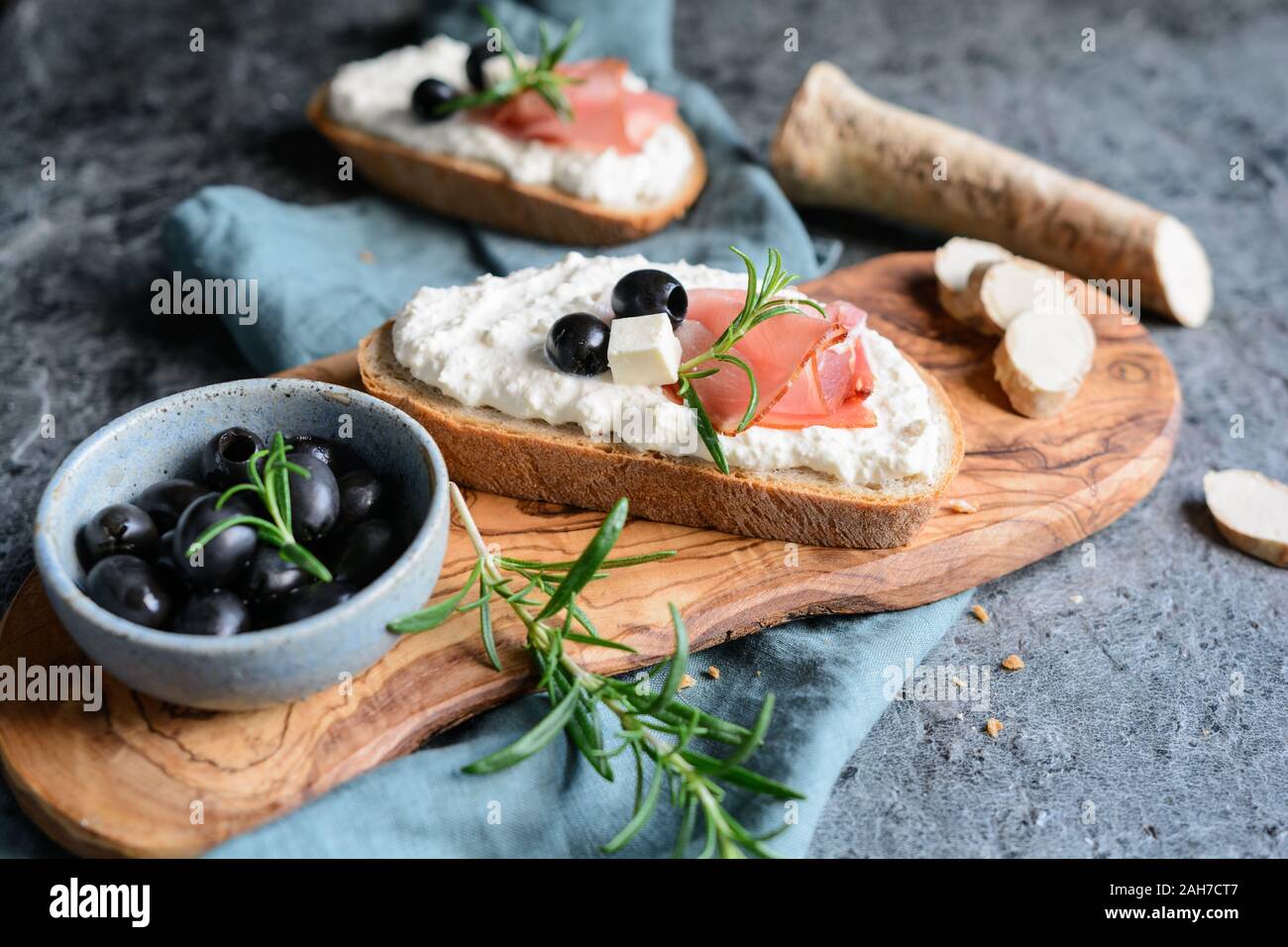 Slices of bread with creamy spread made from Feta cheese, horseradish and sour cream, served