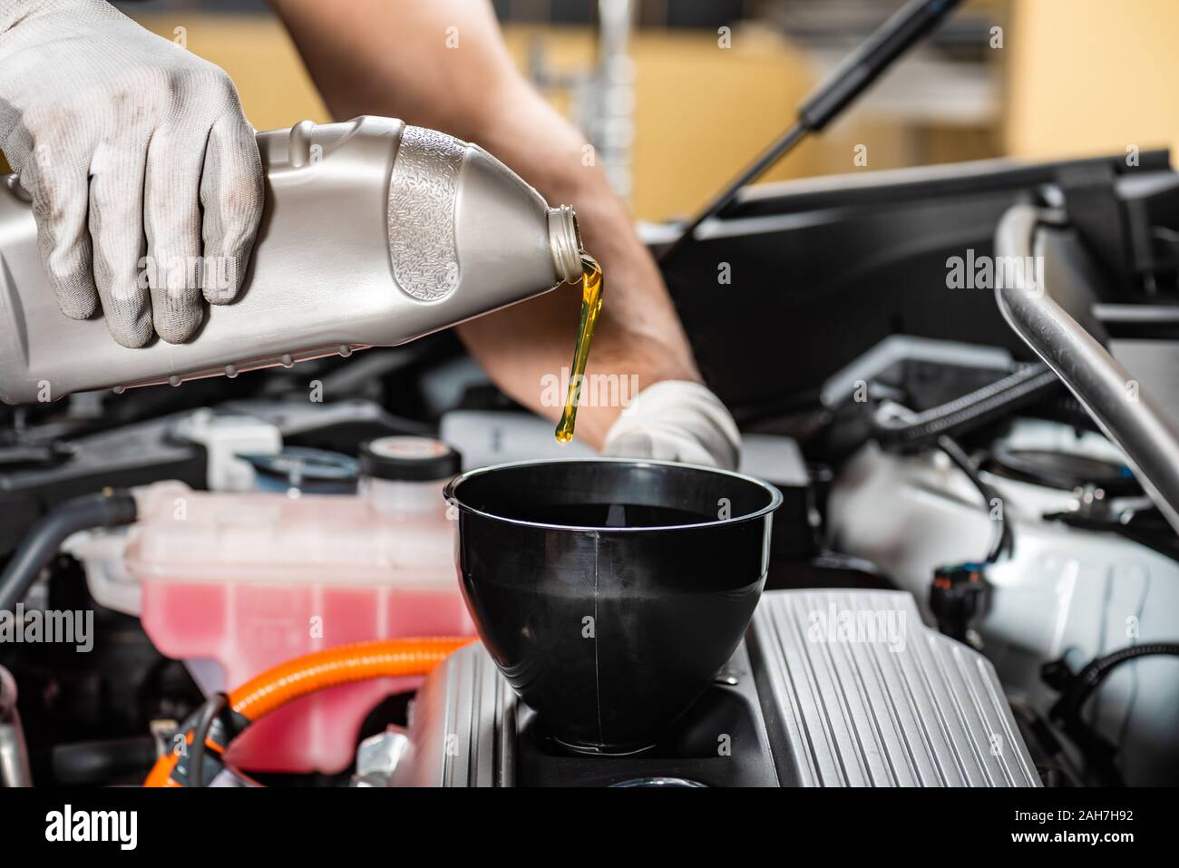 Моторное масло в двигателе. Залить масло в двигатель камаз. Масло для ваз 2106 лучше. Куда заливать масло форд транзите. Масло в двигатель.