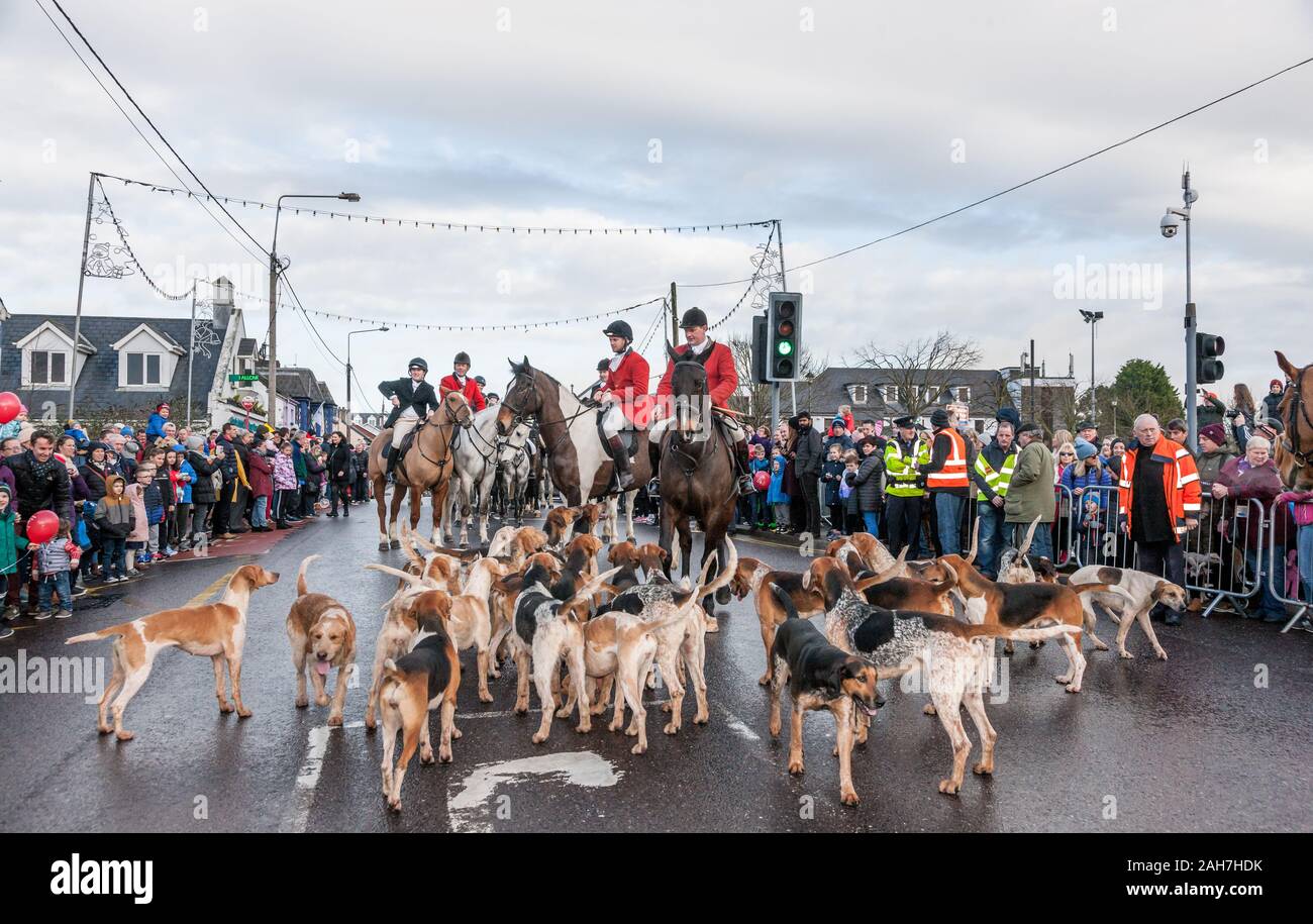 Carrigaline, Cork, Ireland. 26th December, 2019. Members of the South Union Hunt getting ready to start the traditional St. Stephen's Day Hunt on Main Street, Carrigaline, Co. Cork, Ireland.- Credit; David Creedon / Alamy Live News Stock Photo