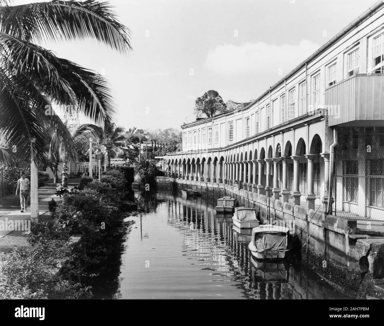 Fiji, A waterway in SuvaAn arcade borders a waterway in central Suva