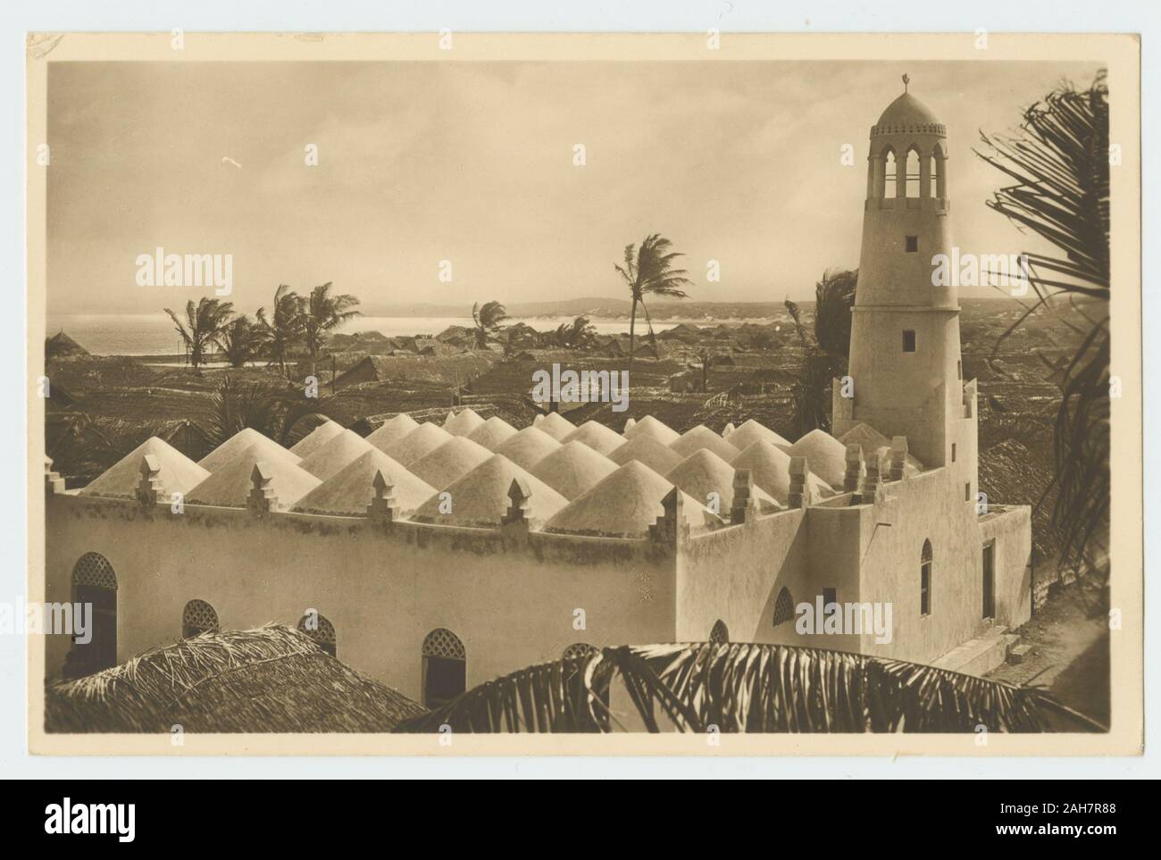 Somalia, Postcard of a mosque in Kismayo, with the sea in the background. Printed caption: CHISIMO - MoscheaEdizione Artistiche Foto Cine - Mogadiscio, circa 1940. 2000/084/1/1/4/34. Stock Photo