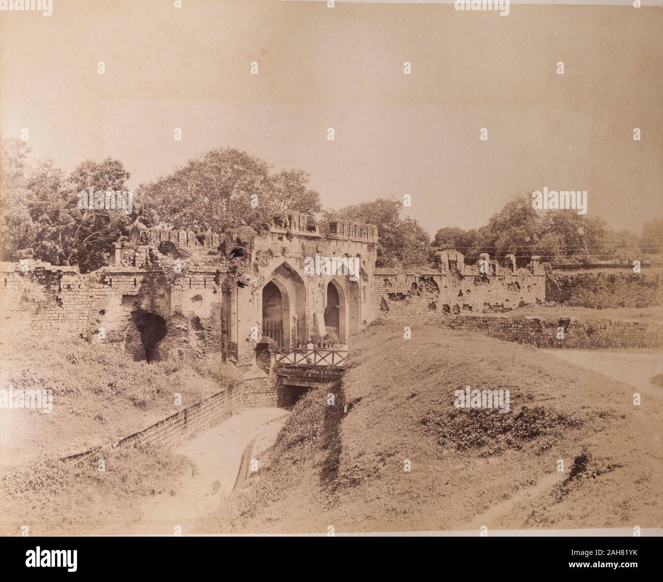 India, The crumbling arches of the Cashmere (Kashmiri) Gate, the scene of a battle between British troops and Indian sepoys during the Indian Rebellion (1857-58). Original manuscript caption: The Cashmere Gate Delhi, circa 1890. 2003/071/1/1/2/48. Stock Photo
