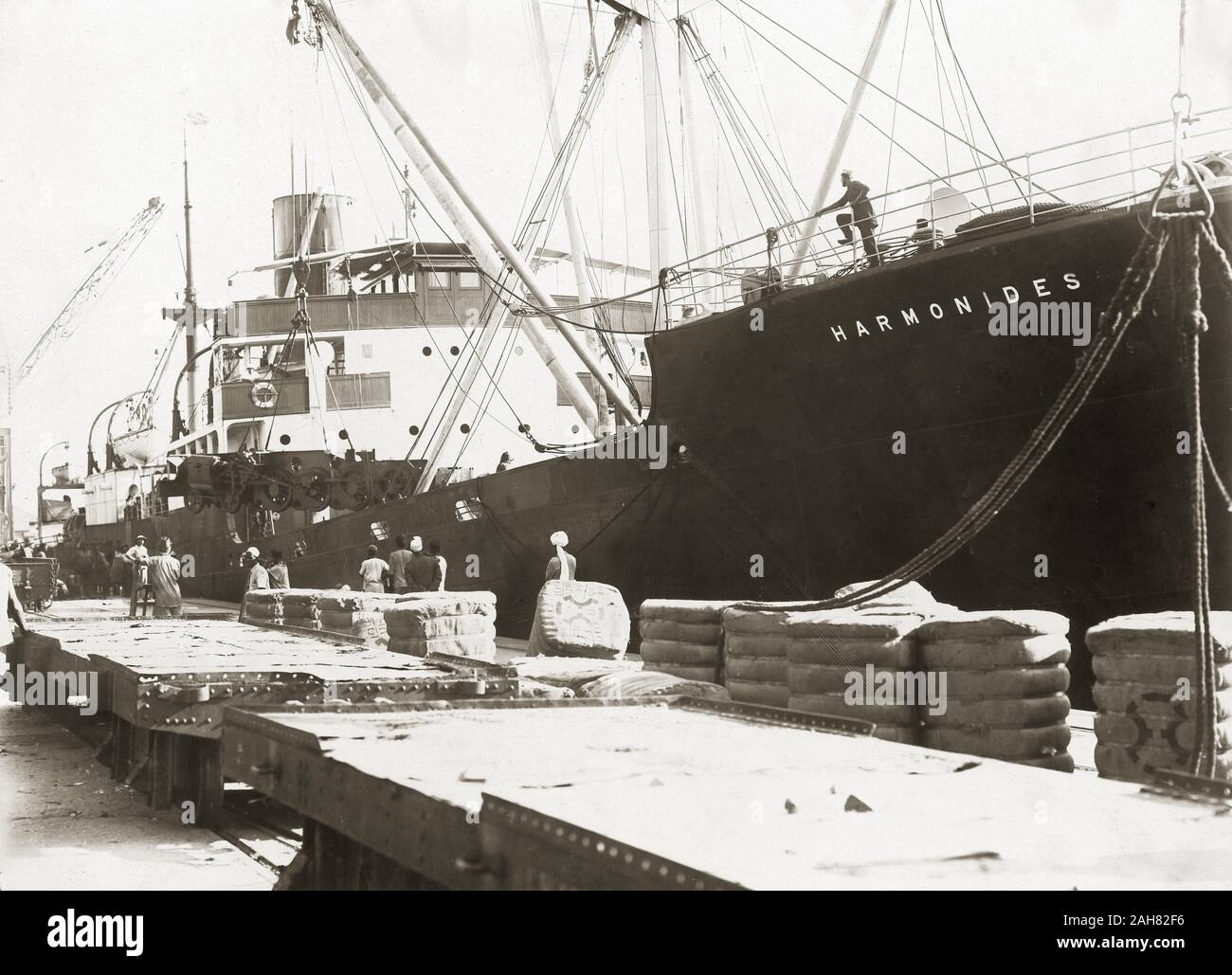 Ship unloading historical hi-res stock photography and images - Alamy
