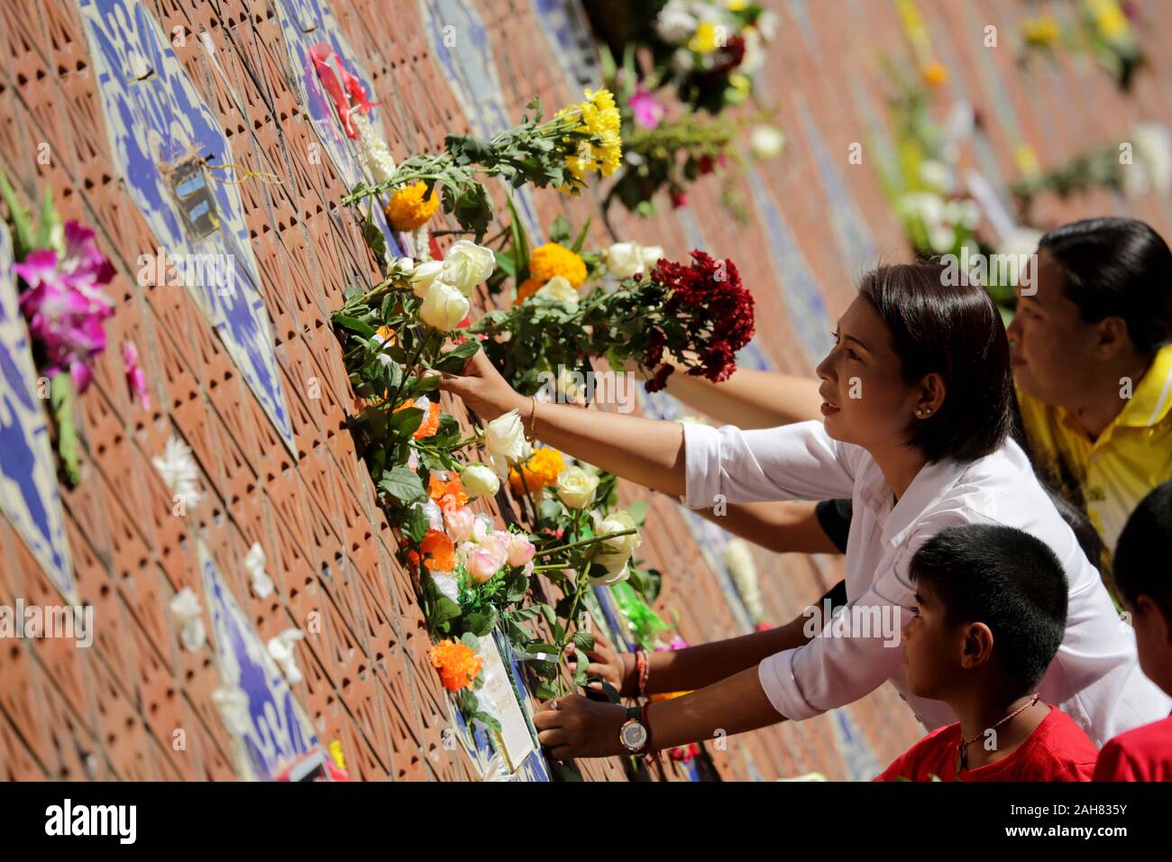 Ban Nam Khem, Thailand. 26th Dec 2019. People mourn victims of the 2004 Indian Ocean tsunami at the Tsunami Memorial Park in Ban Nam Khem, Phang-nga province, Thailand, Dec. 26, 2019. On the 15th anniversary of the Indian Ocean tsunami, families of the victims joined memorial services in several southern provinces on the Andaman Sea coast, in remembrance of over 5,300 people killed in Thailand. (Xinhua) Credit: Xinhua/Alamy Live News Stock Photo