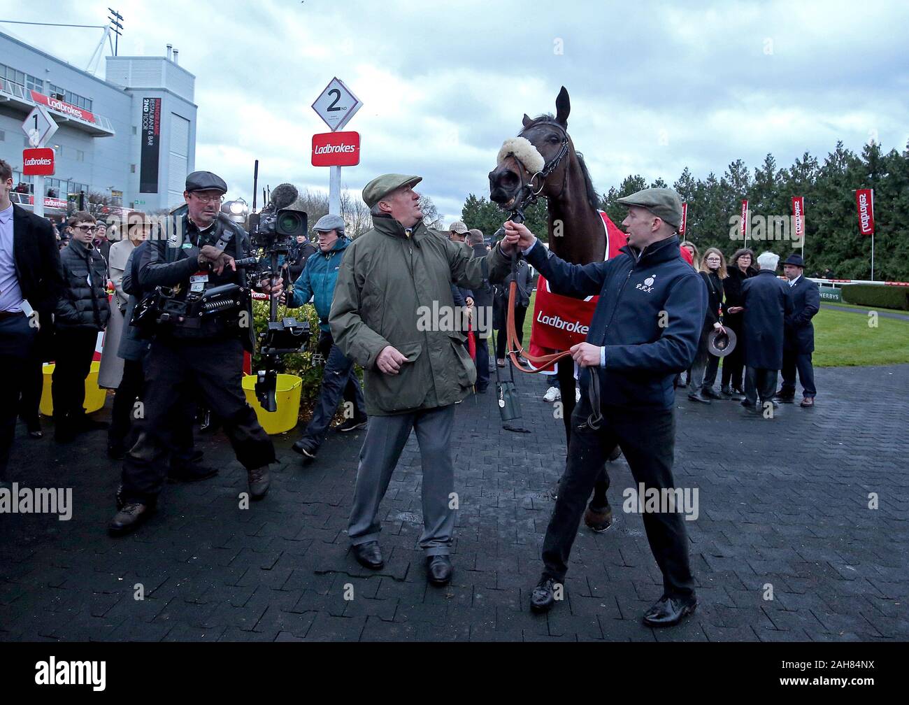 Trainer Paul Nicholls with Clan Des Obeaux after wining the Ladbrokes King George VI Chase during day one of the Winter Festival at Kempton Park Racecourse. Stock Photo