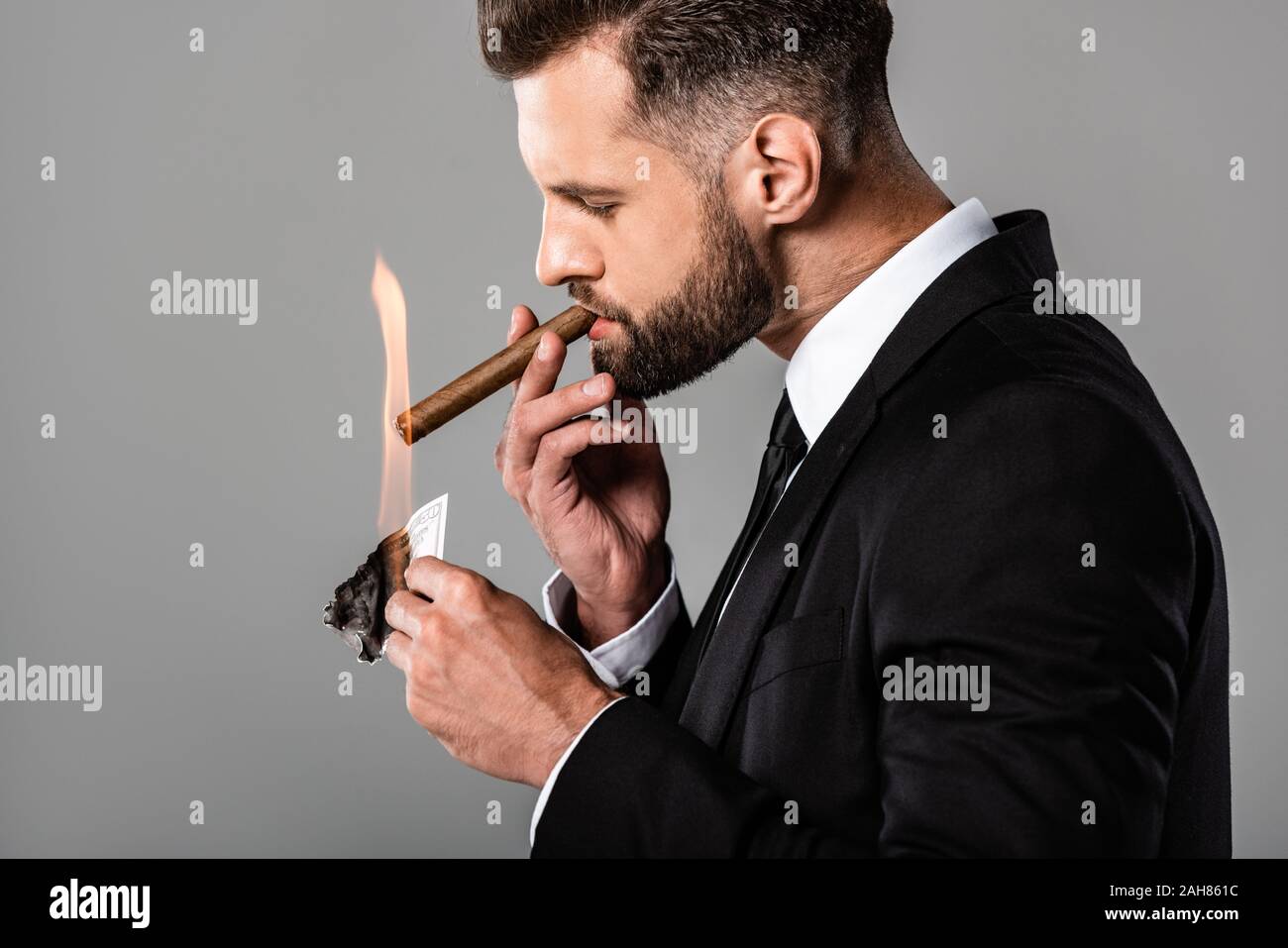Lighting cigar money hires stock photography and images Alamy