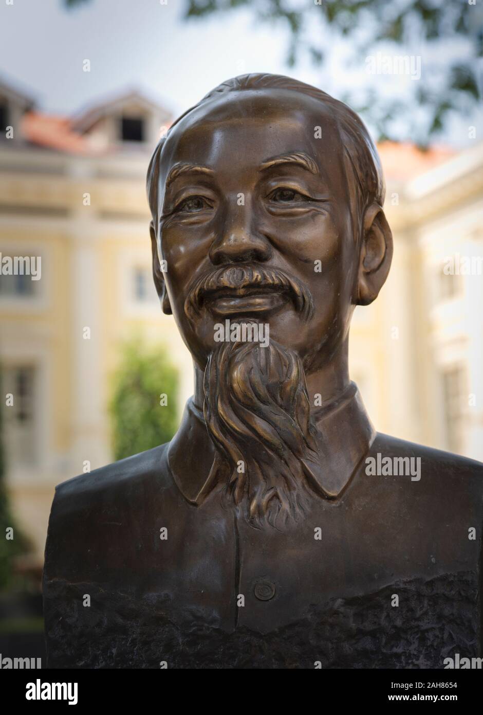 Bust of Ho Chi Minh by Vietnamese sculptor Tran Van Lam in gardens of the Asian Civilisations Museum, Singapore.  Ho Chi Minh, 1890 - 1969, revolution Stock Photo