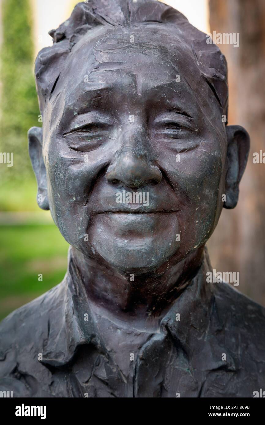 Bust of Deng Xiaoping by Chinese sculptor Li Xiangqun in gardens of the Asian Civilisations Museum, Singapore.  Deng Xiaoping, 1904 - 1997, Chinese po Stock Photo