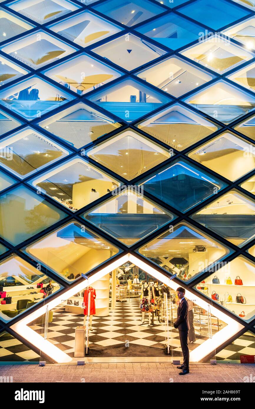 Prada Aoyama store, Tokyo. A glass crystal building made from diamond  shaped glass panes, illuminated, night. Close up of entrance with doorman  Stock Photo - Alamy