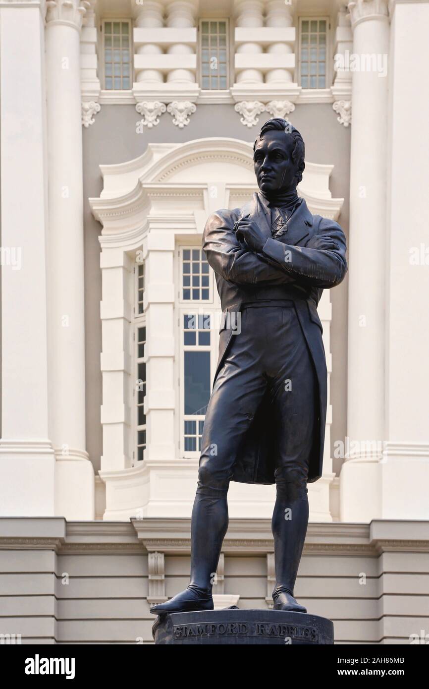 Republic of Singapore.  Statue of Sir Stamford Raffles, 1781 – 1826, by English sculptor Thomas Woolner, 1825 - 1892, which stands in front of the cit Stock Photo