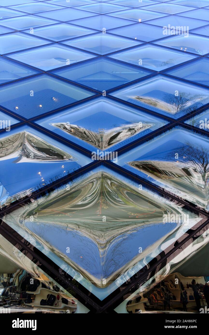 Prada Aoyama store in Tokyo. Six story glass crystal building made from  diamond shaped glass. Close up of glass panes with distorted view of  interior Stock Photo - Alamy