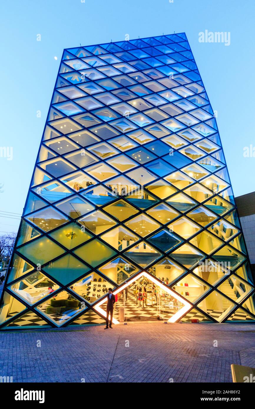 Prada 'epicenter' store in Aoyama district in Tokyo. A six story glass  crystal building made from diamond shaped glass panes, illuminated at night  Stock Photo - Alamy