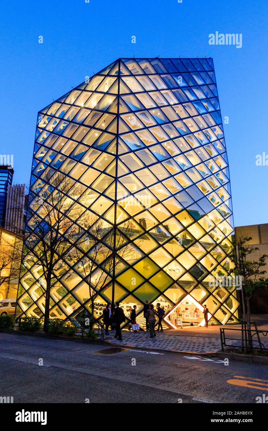 Prada 'epicenter' store in Aoyama district in Tokyo. A six story glass  crystal building made from diamond shaped glass panes, illuminated at night  Stock Photo - Alamy