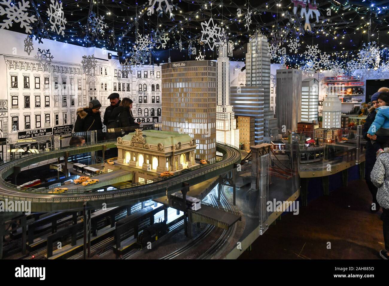 The Holiday Train Show at the New York Transit Museum in Grand Central Terminal. The Transit Museum’s display features Lionel trains traveling along a Stock Photo