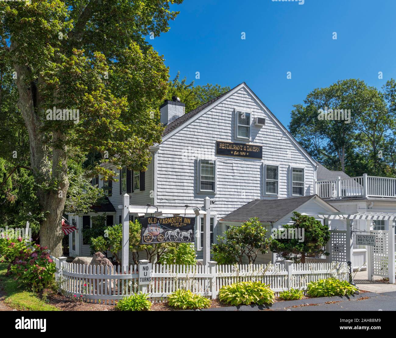 The historic 17th century Old Yarmouth Inn, Old King's Highway, Yarmouth Port, Cape Cod, Massachusetts, USA Stock Photo