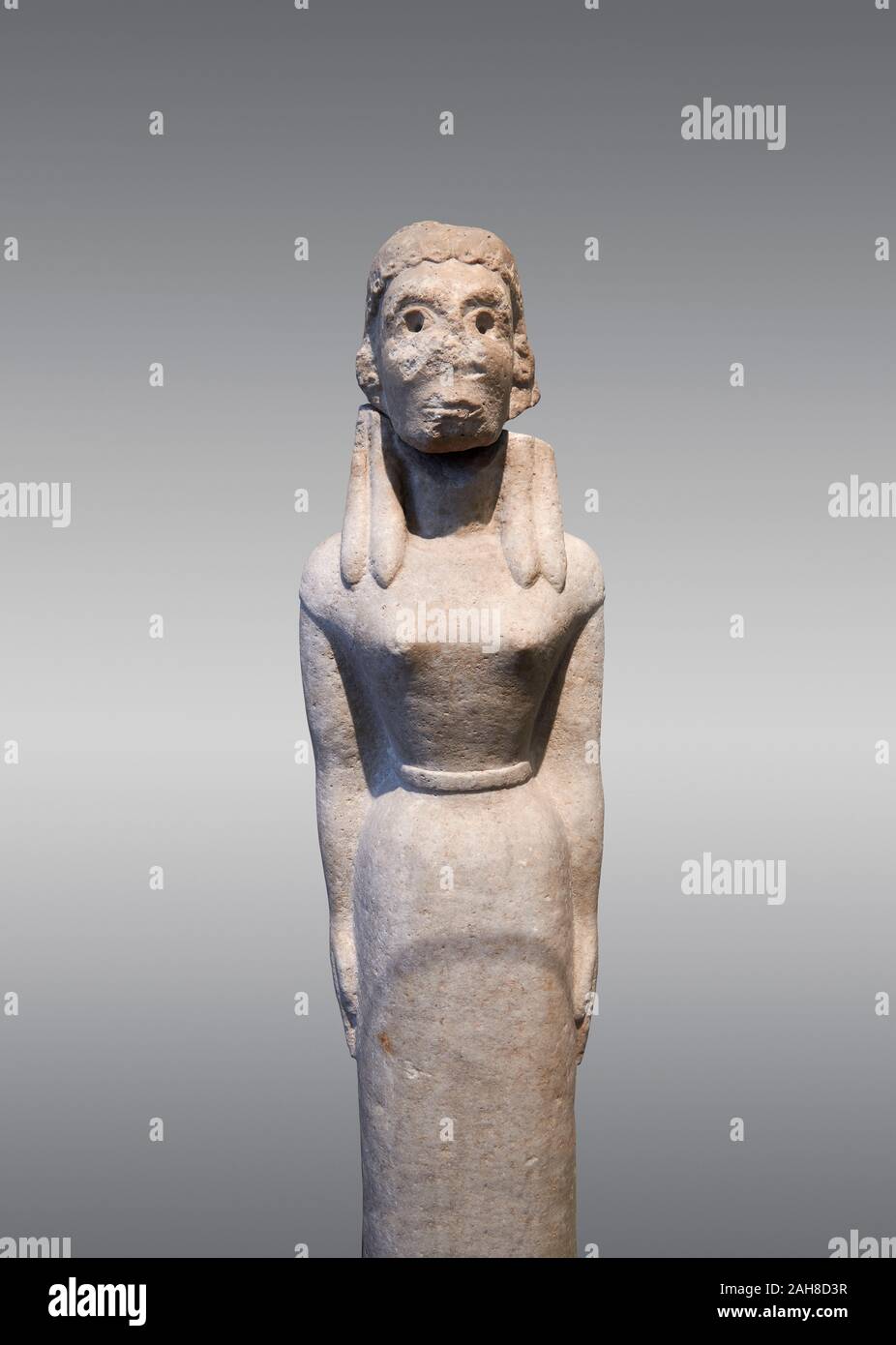 Pentelic marble Ancient Greek Archaic statue of a female, found in Pyoan  Apollo Sanctuart, Boeotia, end 7th cent BC, Athens National Archaeological  Mu Stock Photo - Alamy