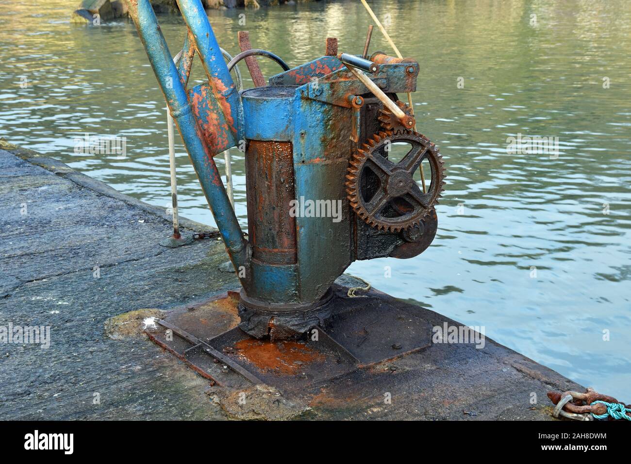 https://c8.alamy.com/comp/2AH8DWM/old-fashioned-manual-boat-lifting-mechanism-with-rusty-parts-in-harbour-setting-with-water-in-background-2AH8DWM.jpg