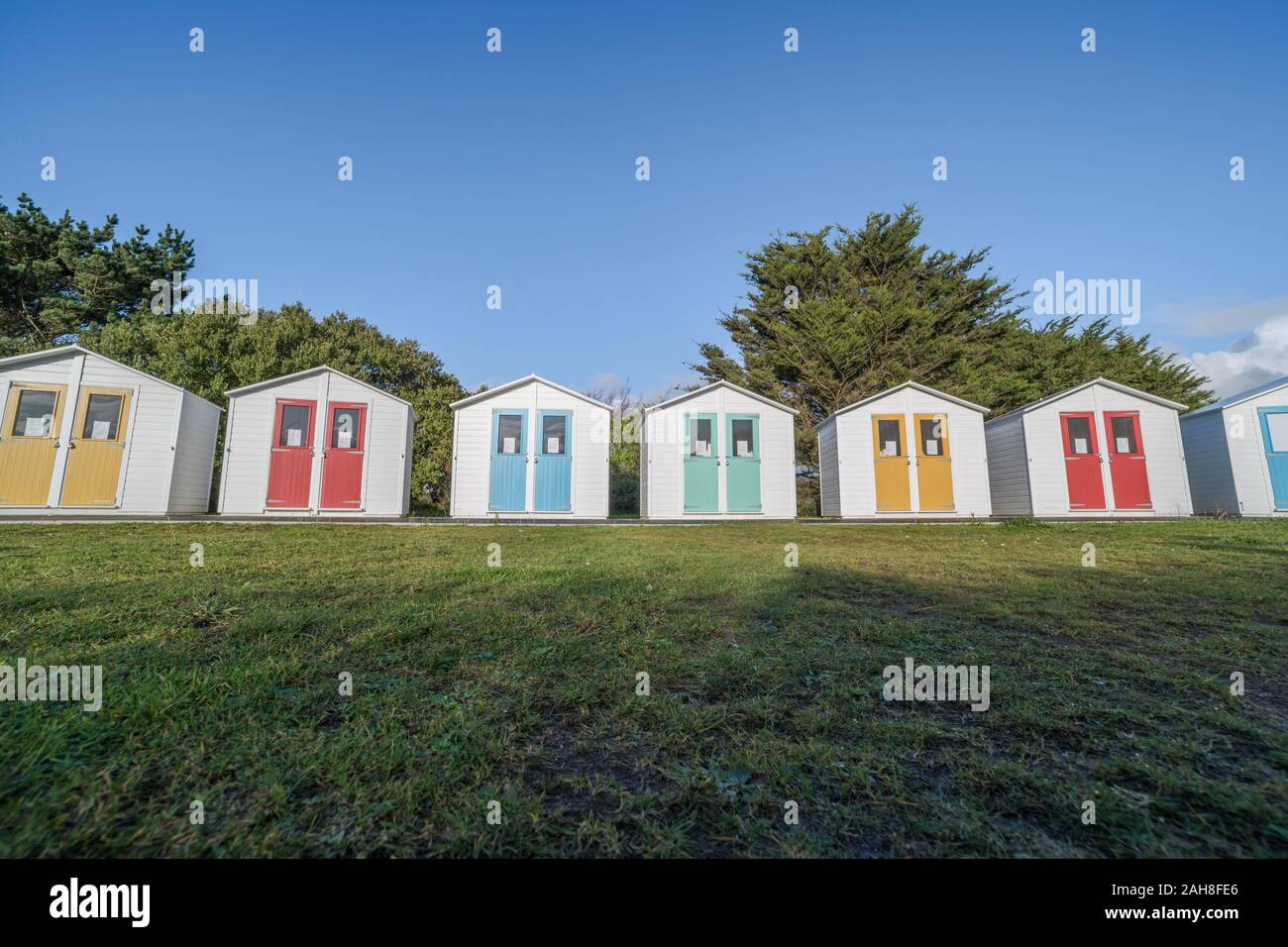 Ultra wide of beach huts at Par Beach, Cornwall, in sunshine. Staycation UK, Cornwall tourism & seaside holiday metaphor. Brand & Ownership so ED only Stock Photo