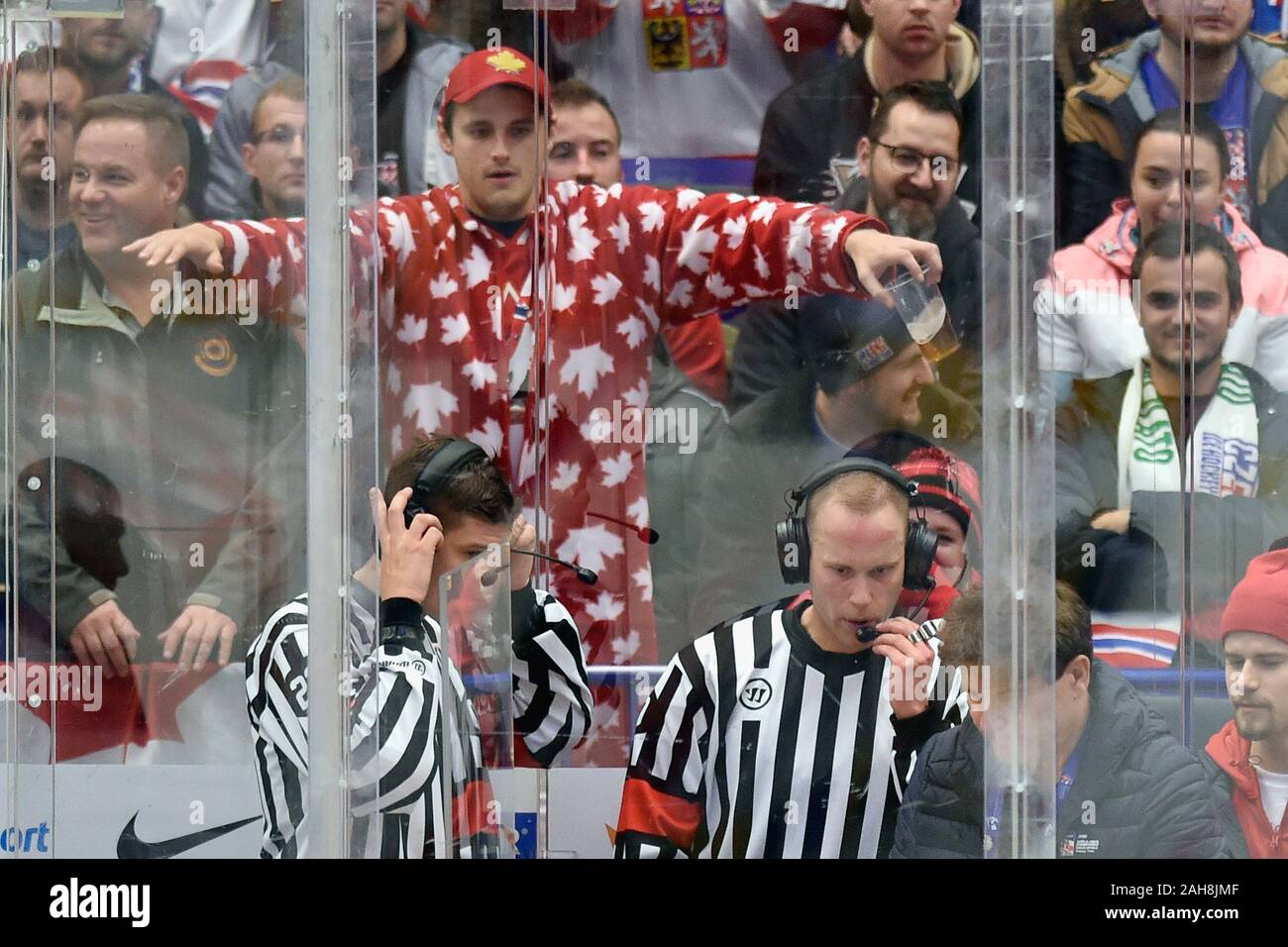 Ostrava, Czech Republic. 26th Dec, 2019. The Chief Referee consults