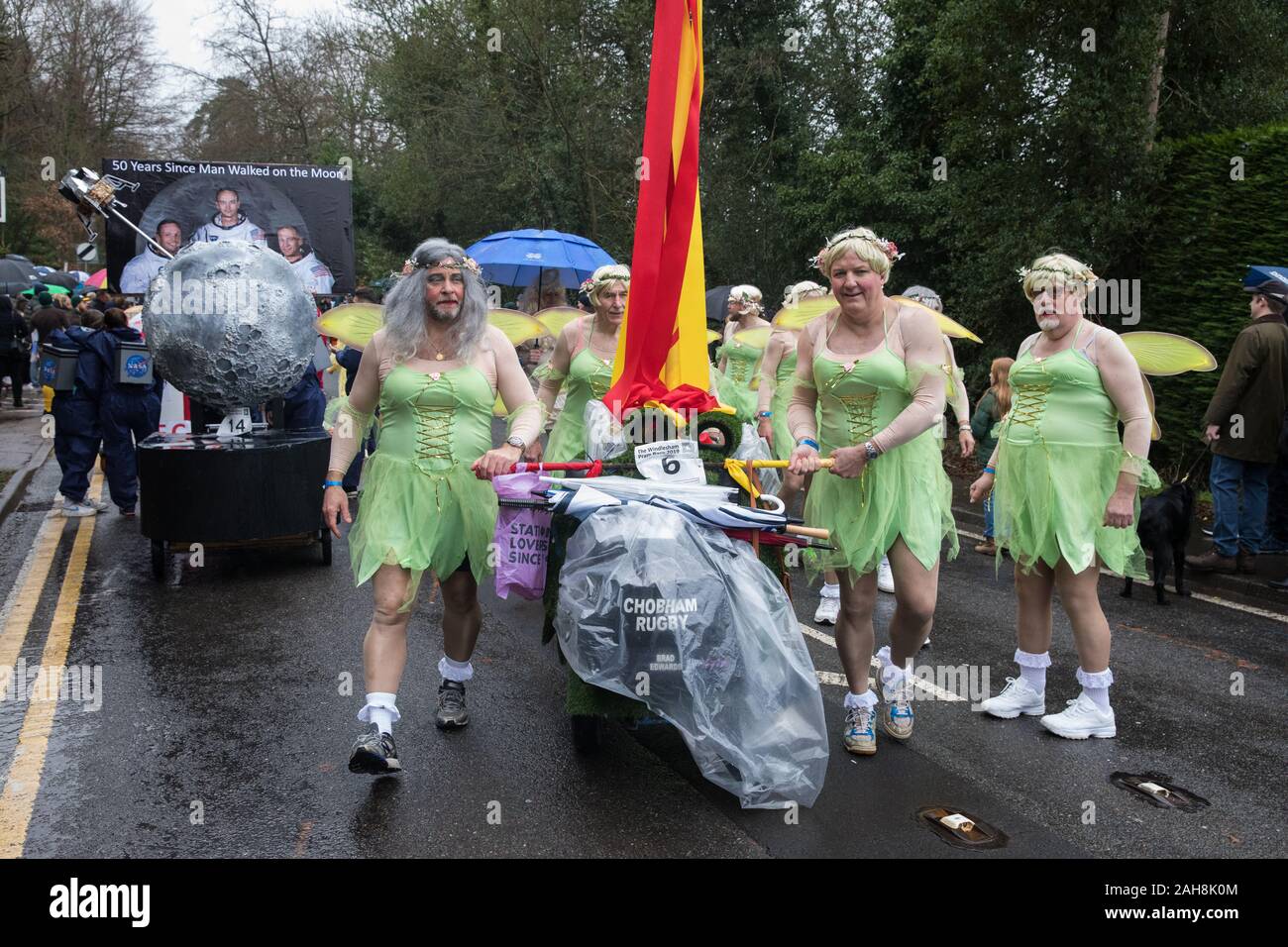 Windlesham, UK. 26 December, 2019. Competitors take part in the annual ...