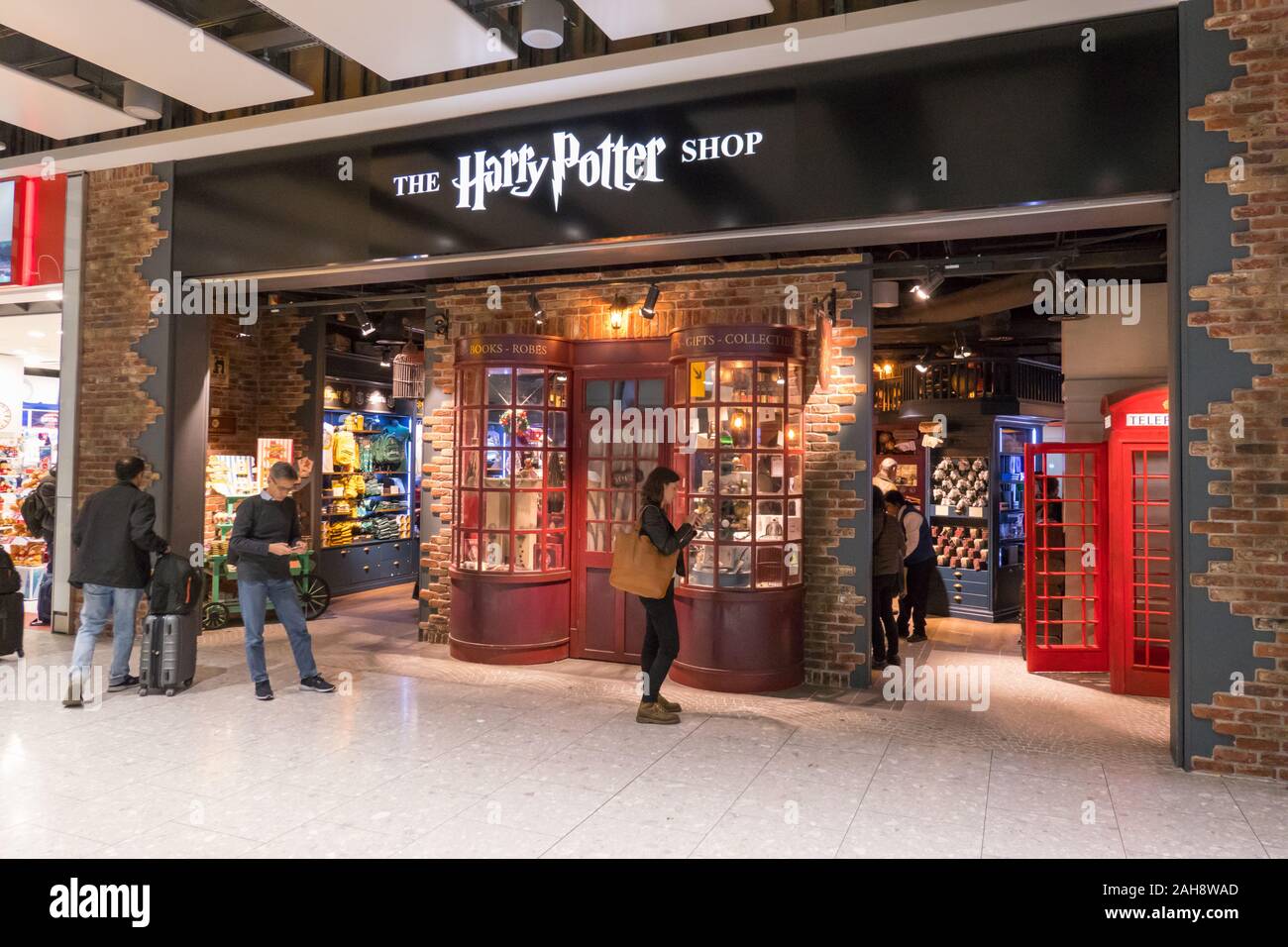 The Harry Potter shop in Heathrow airport Stock Photo - Alamy