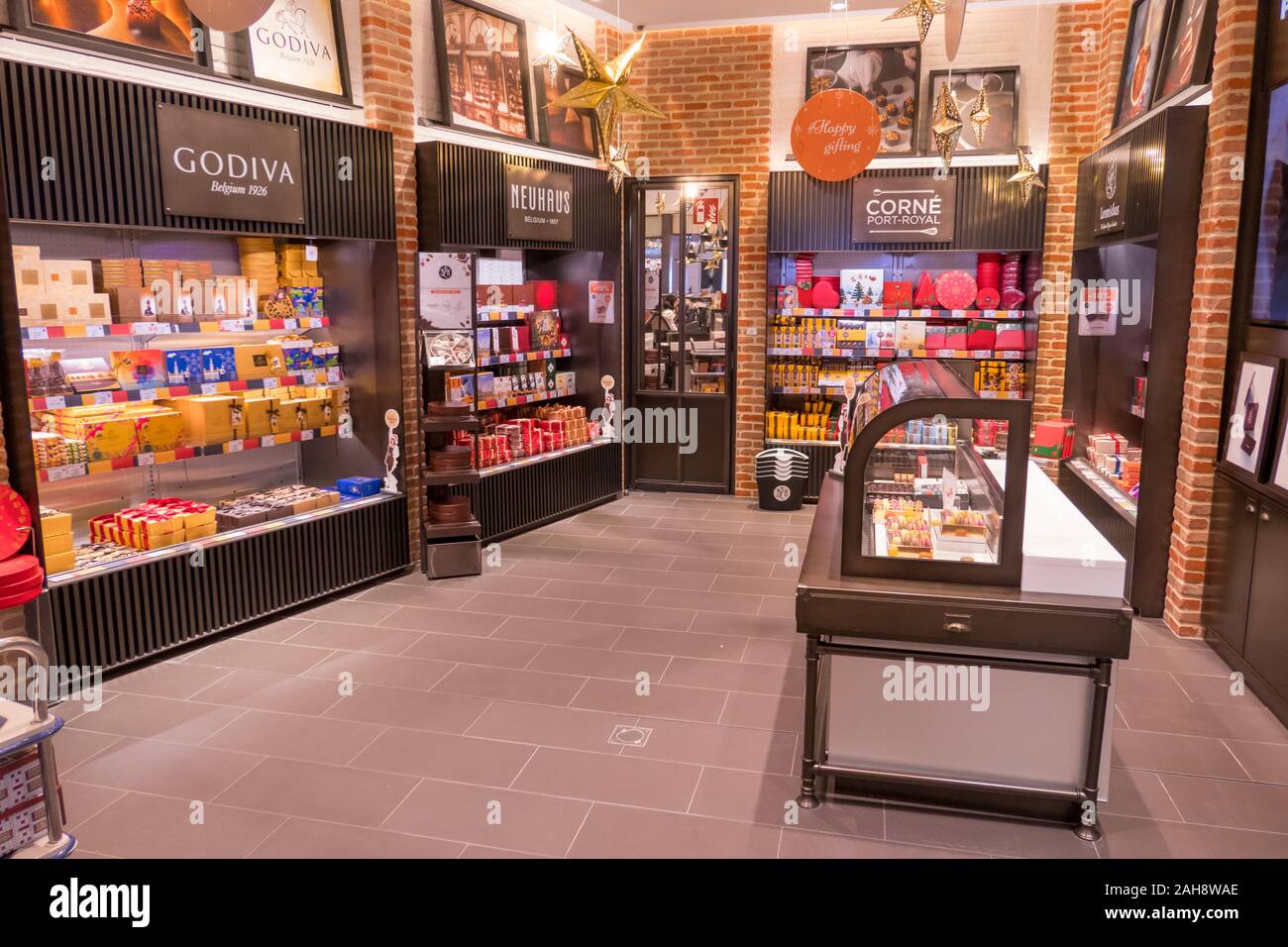 Godiva Chocolate parlor / retail store in Ronald Regan Washington National  Airport Stock Photo - Alamy