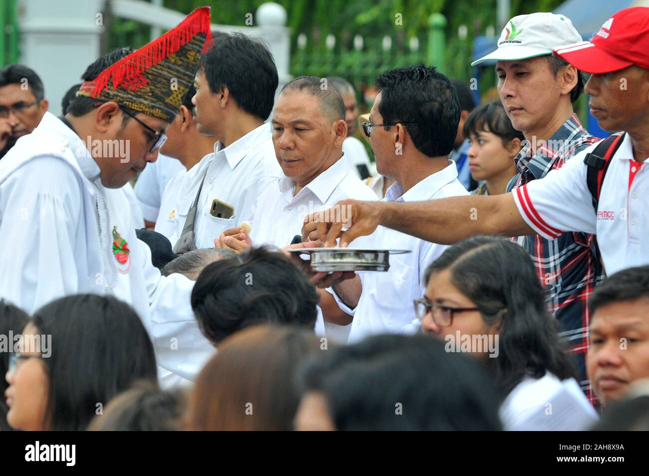 Indonesia christian church service hi-res stock photography and images ...