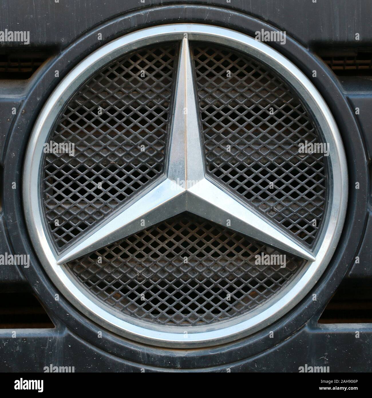 Mercedes car symbol Stock Photo - Alamy