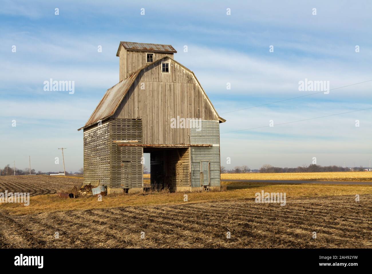Old corn crib in open field. Bureau County, Illinois, USA Stock Photo