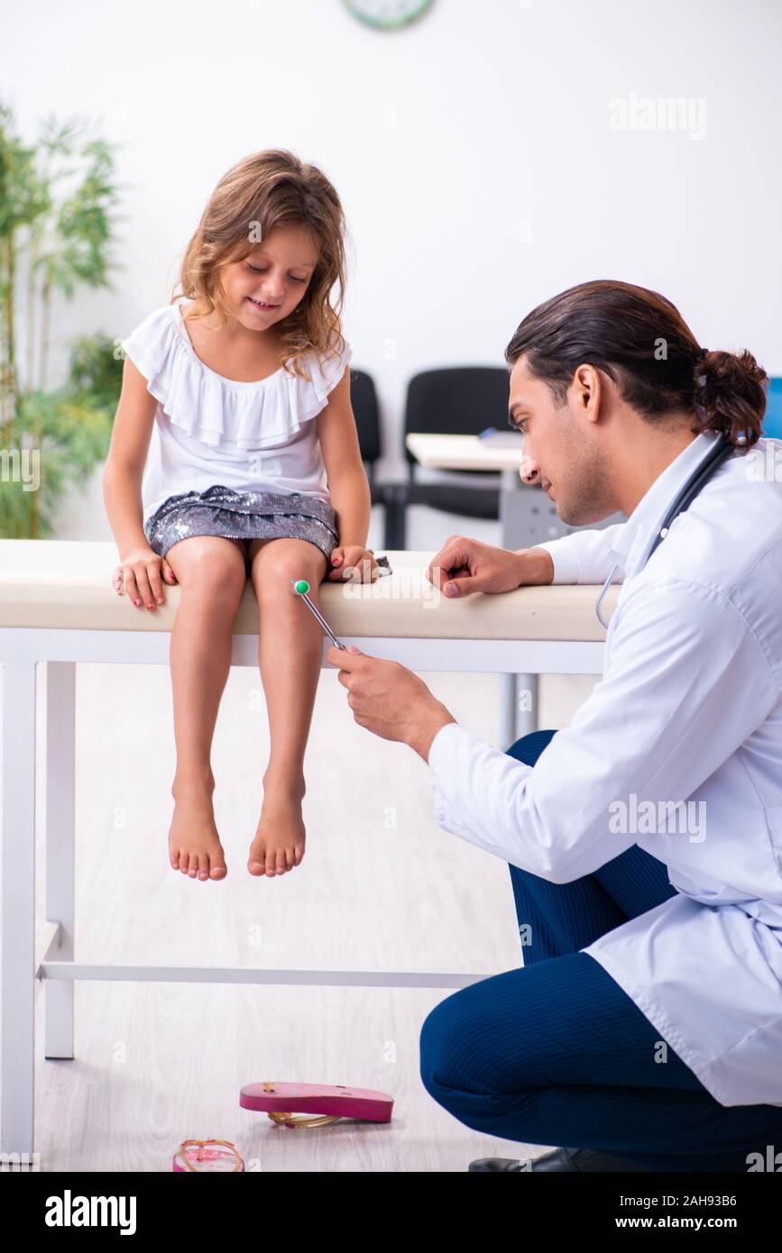 The young doctor pediatrician with small girl Stock Photo - Alamy