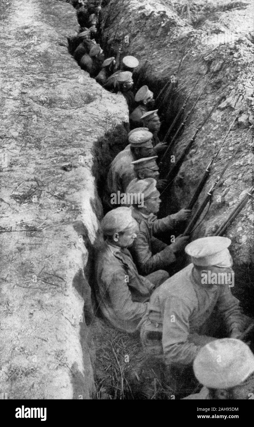 Russian troops awaiting a German attack. This is a typical rear-guard trench, characteristic of the field fortifications of the great retreat. World War I, 1917 Stock Photo