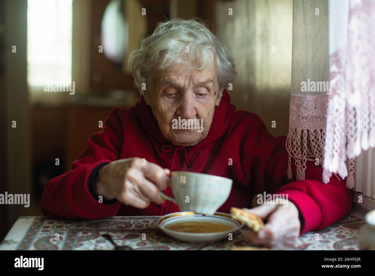 Домашнее пожилых мам. Старушка пьет чай. Чаепитие пожилых. Одинокая бабушка. Бабушка пьет чай.