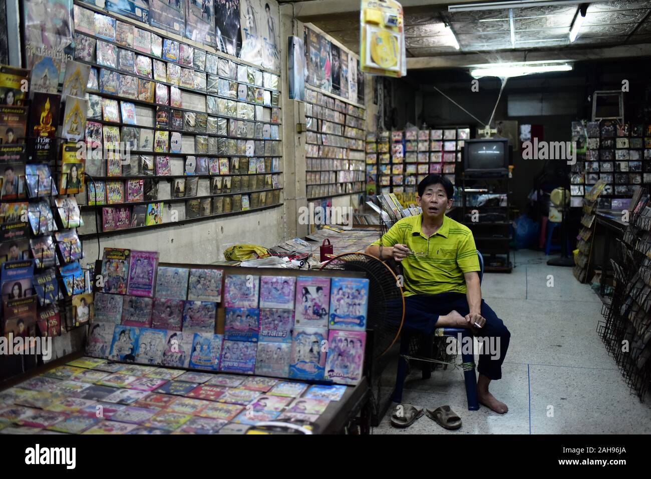 Dvd shop hi-res stock photography and images - Alamy