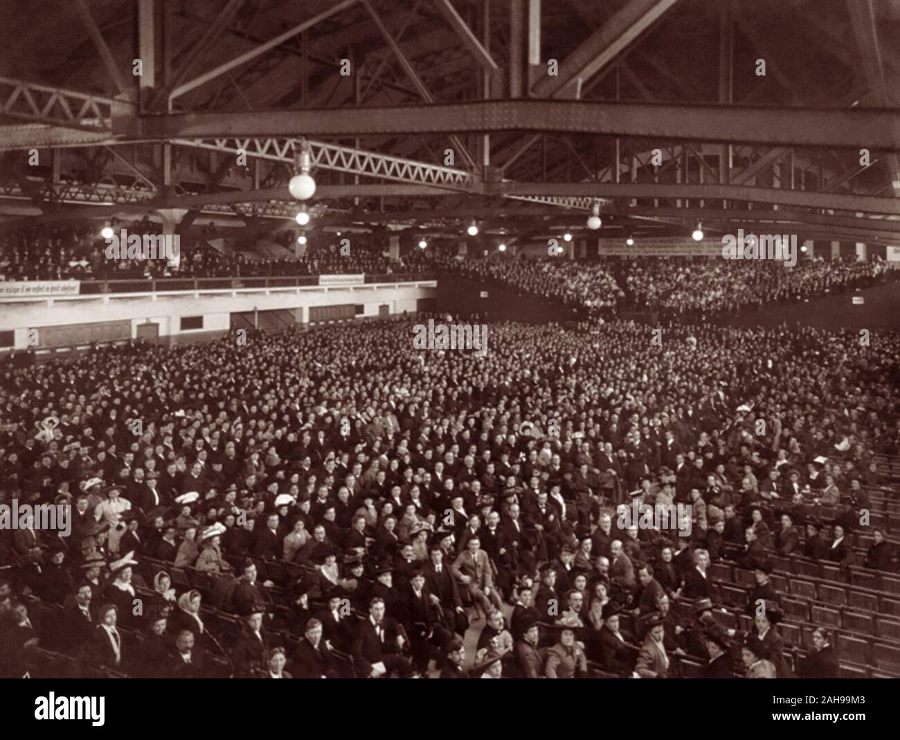 Gipsy Smith evangelistic revival meeting at the 7th Regiment Armory in Chicago, Illinois on October 13, 1909. Stock Photo