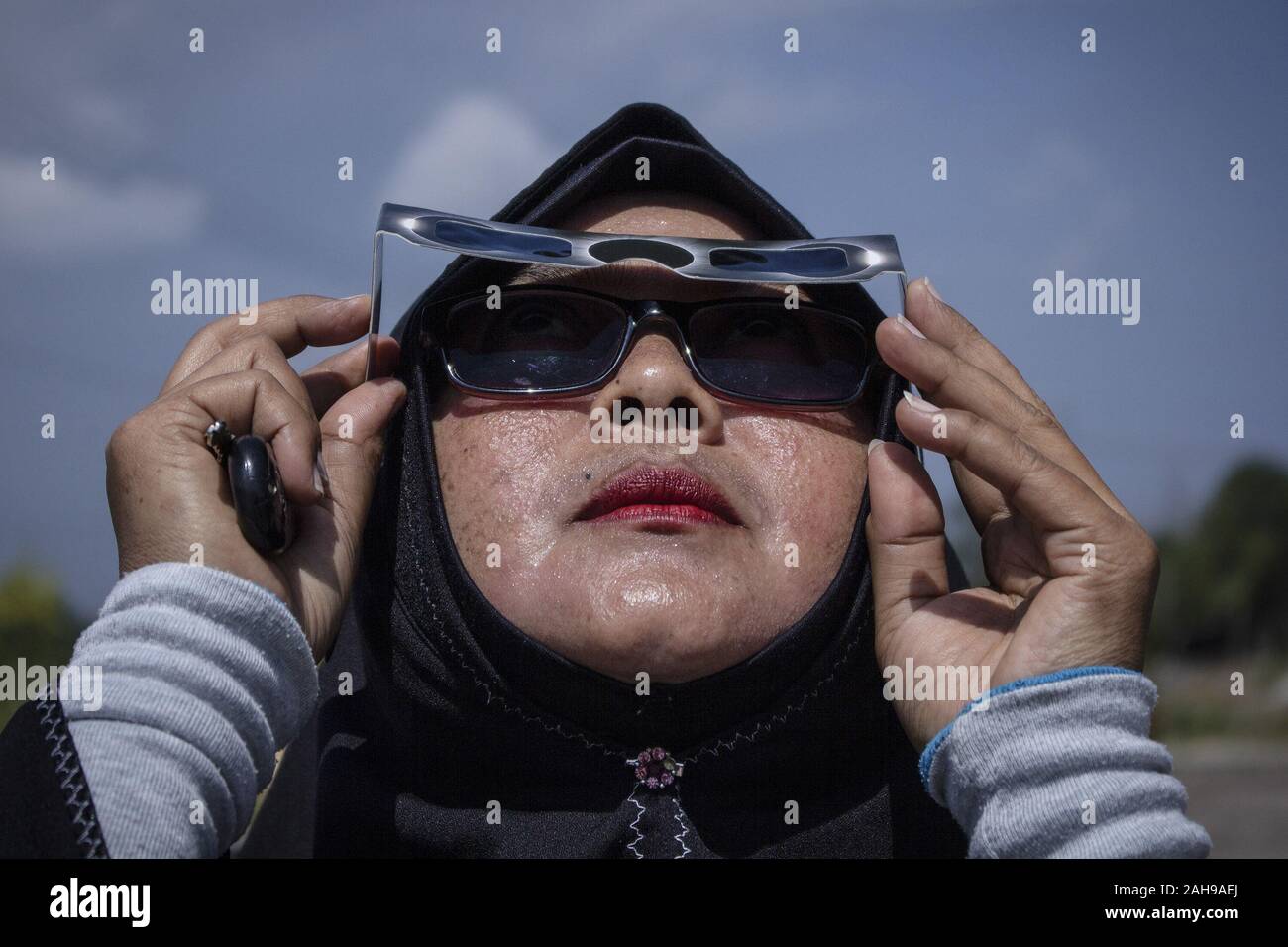 Oman people glasses sun hires stock photography and images Alamy