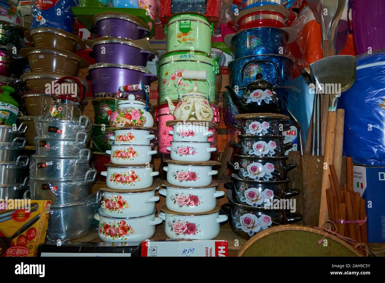 Enamel Pots High Resolution Stock Photography And Images Alamy Enamel Pots High Resolution Stock Photography And Images Alamy
