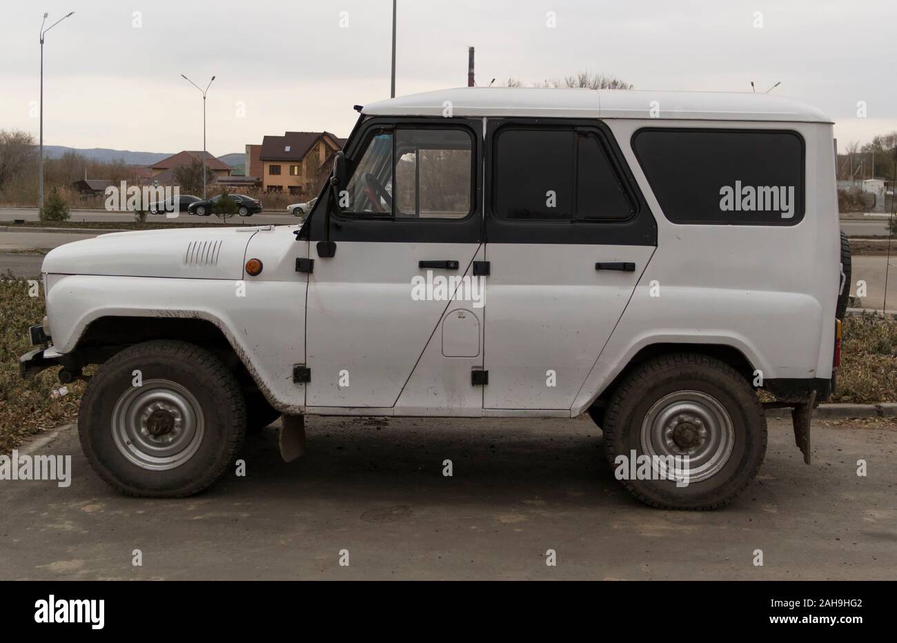 SUV. White SUV. White car Stock Photo - Alamy