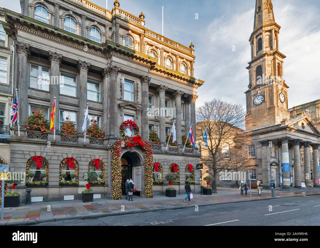 EDINBURGH GEORGE STREET THE INTERCONTINENTAL HOTEL THE GEORGE AND SPECTACULAR CHRISTMAS DECORATIONS Stock Photo